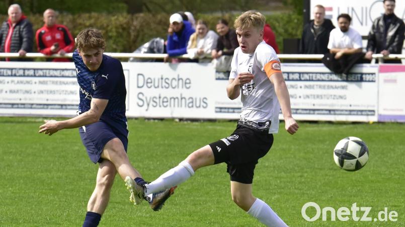 Zwei Spieltage vor Schluss steht der TV Nabburg (weiß) einen Punkt vor dem SV Schwandorf-Ettmannsdorf II (blau) an der Spitze der Kreisliga West. Bild: Hans Mark