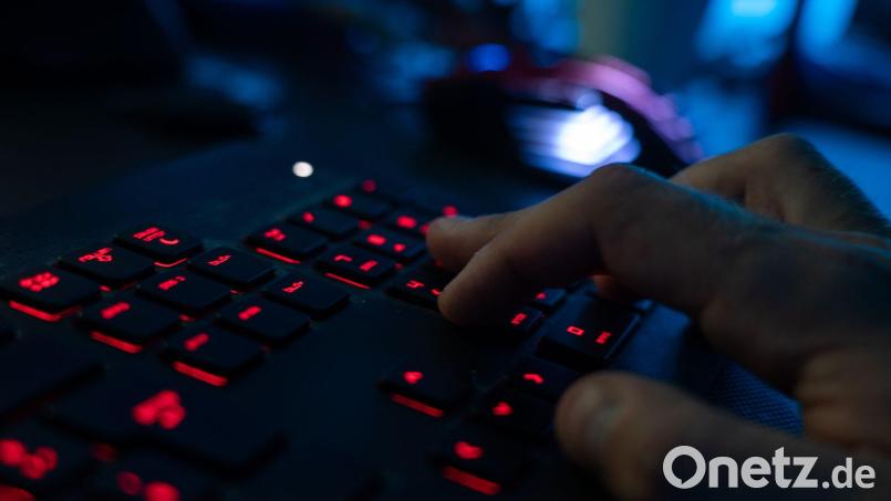 Ein Jugendlicher könnte Teil eines großen Hackerangriffs in Frankreich sein. (Archivbild) Bild: Nicolas Armer/dpa