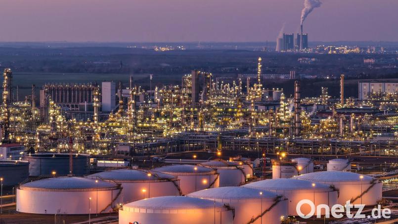 Chemiewerk in Deutschland: „Die Lieferketten geraten spürbar unter Druck.“ (Archivbild) Bild: Jan Woitas/dpa