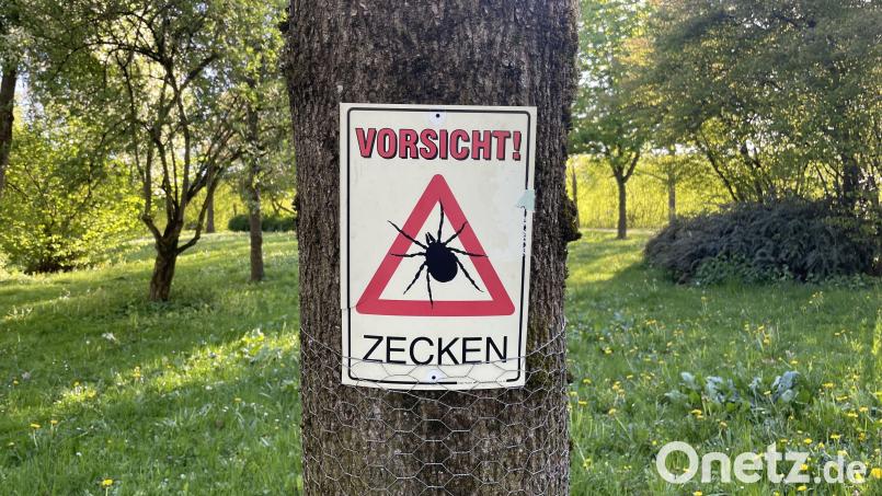 Ein Schild warnt am Flutkanal in Weiden vor Zecken. Bild: Paulina Schmidt