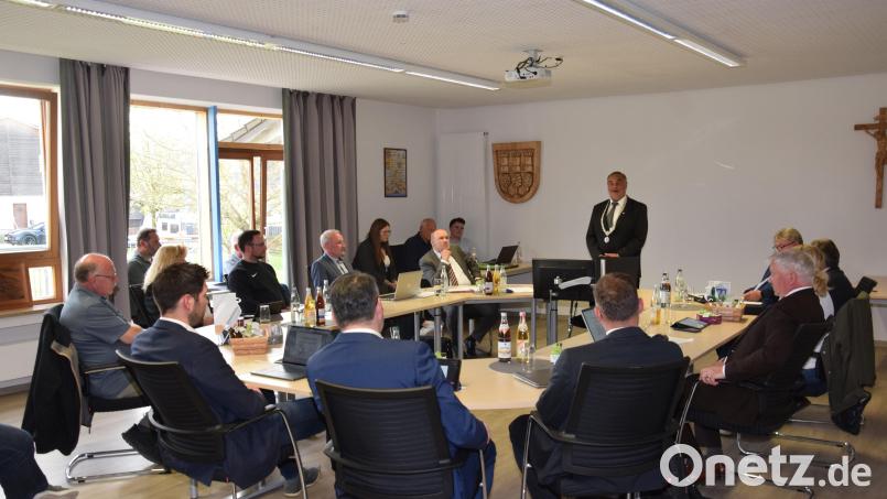 In seiner letzten Marktratssitzung als amtierender Bürgermeister musste Josef Beimler (stehend) noch wichtige Entscheidungen treffen. Bild: fla