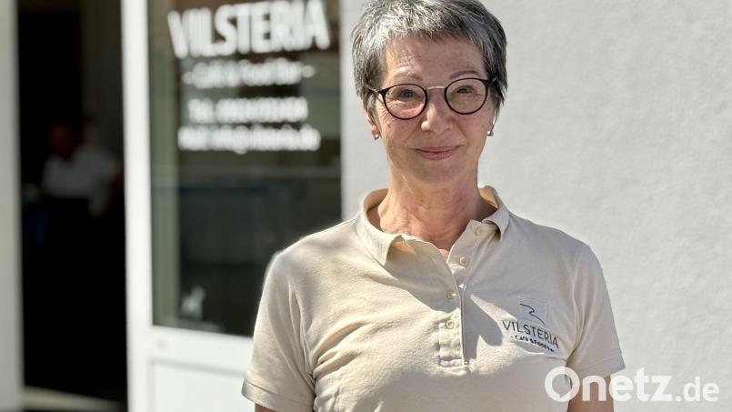 Theres Eiletz vor dem neu eingerichteten Café in der Ortsmitte von Ensdorf. Bild: upl