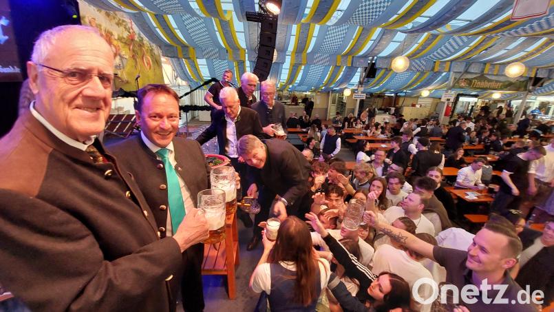Benjamin Zeitler hat beim Weidener Frühlingsfest alle Hände voll zu tun, das Freibierfass leer zu kriegen. Bild: Kunz