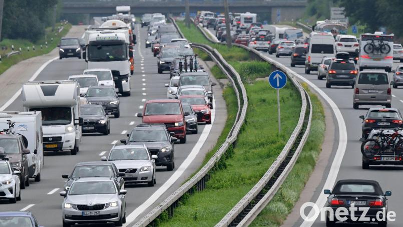 Auf Bayern Autobahnen könnte es am Wochenende voll werden - besonders in Richtung Süden. (Archivbild) Bild: Uwe Lein/dpa