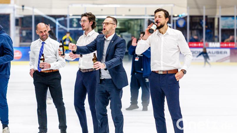 Jürgen Rumrich (Zweiter von rechts) wird die Blue Devils Weiden im Juli verlassen – doch wie geht es mit Alan Letang (Links) weiter? Archivbild: Elke Englmaier