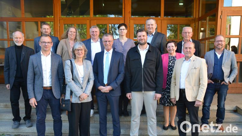 Der scheidende Bürgermeister Hermann Falk (vorne, Dritter von links) und die anwesenden Stadträte verabschiedeten die Mitglieder Johanna Erras-Dorfner und Stefan Butschek (links und rechts vom Bürgermeister). Bild: fdl
