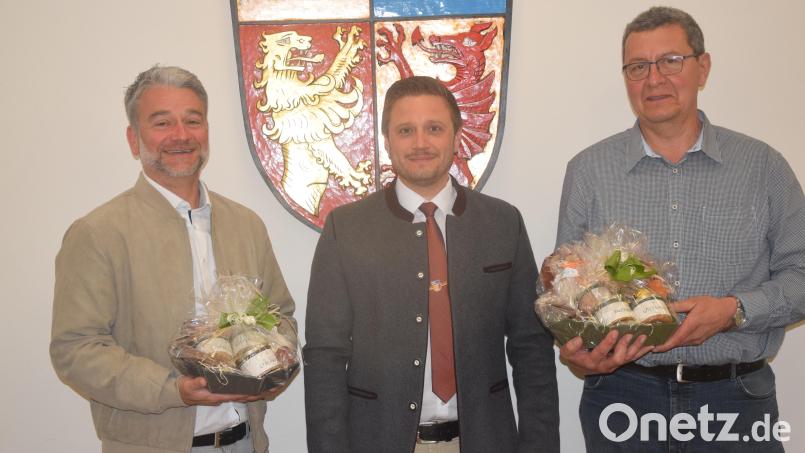 Karl Bodensteiner (rechts) und Thomas Fritsch (links) wurden von Bürgermeister Ernst Lenk aus dem Gemeinderat verabschiedet. Bild: fz