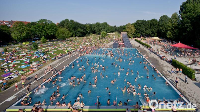 An heißen Sommertagen tummeln sich teilweise bis zu 10.000 Gäste im Nürnberger Westbad. (Archivbild) Bild: Daniel Karmann/dpa
