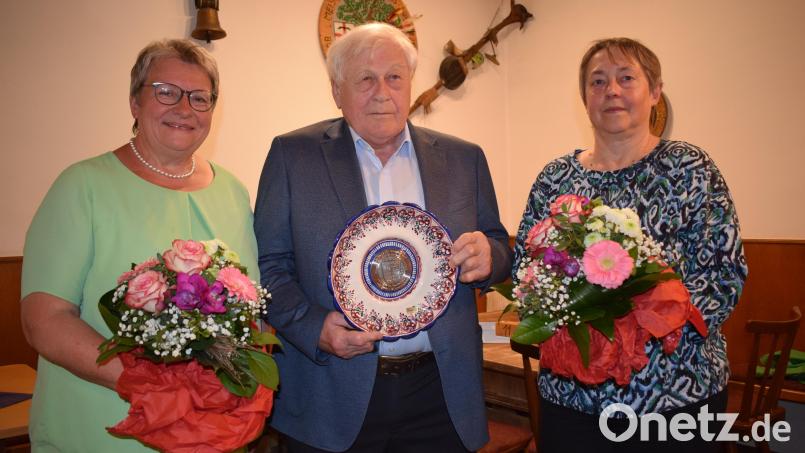 In einem festlichen Rahmen wurde Bürgermeister Johann Wilhelm nach 18 Dienstjahren in den Ruhestand verabschiedet. Mit ihm scheidet auch die Zweite Bürgermeisterin Anita Bauer (links) und die Gemeinderätin Gertraud Schichtl (rechts) aus dem Gremium aus. Bild: bnr