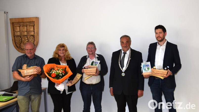Bürgermeister Josef Beimler (Zweiter von rechts) verabschiedete (von links) Marktrat Dr. Johannes Weig, Markträtin Maria Greim, Marktrat Michael Weig und Marktrat Florian Stahl und dankte allen für die gute Zusammenarbeit und wertvolle Unterstützung. Bild: fla