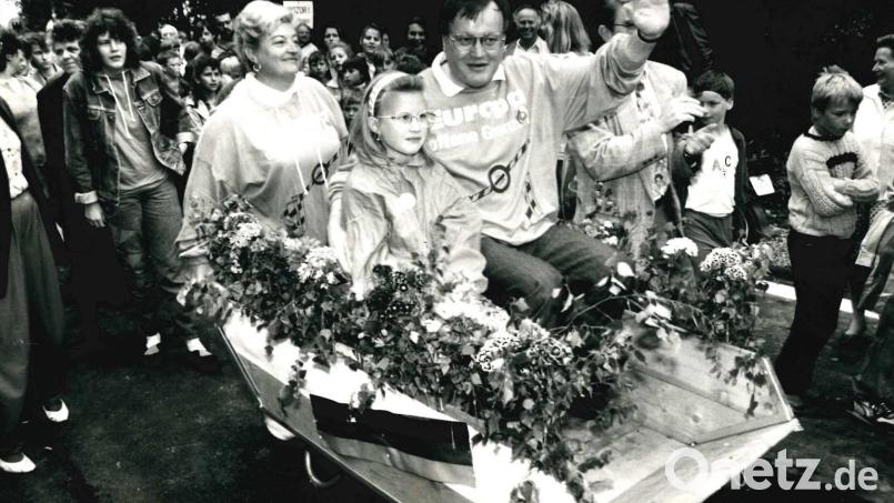 Am 1. Juli 1990 löst die Mähringer Wirtin Maria Wiesner ihre Wettschuld ein und fährt den Bundestagsabgeordneten Ludwig Stiegler im Schubkarren über die Grenze. Der SPD-Politiker hatte Jahre vorher als Jungspund beim Ortsverein seine Vision von offenen Grenzen dargelegt, was in Mähring eher auf Skepsis stieß. Bild: NT/AZ-Archiv