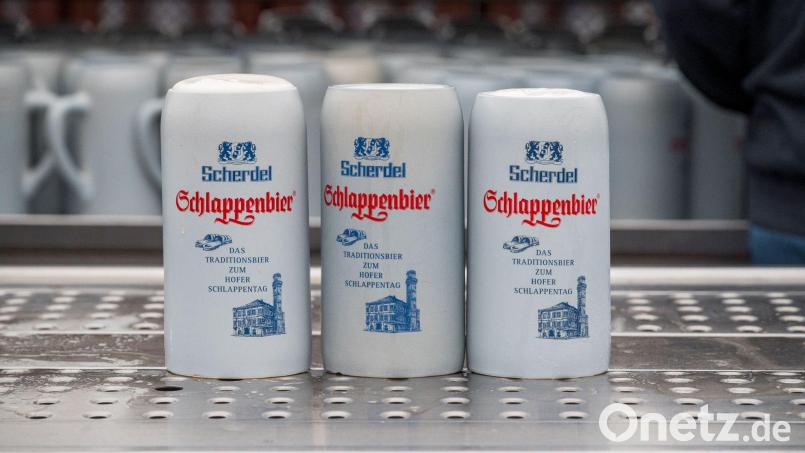 Das Schlappenbier wird eigens für den Hofer Schlappentag eingebraut. (Archivbild) Bild: Daniel Vogl/dpa