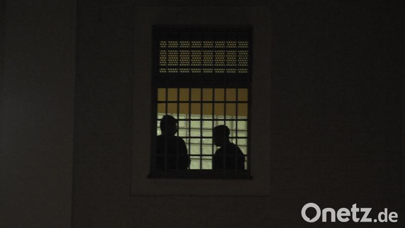 Hinter den Gittern der JVA Amberg soll es zu einer Erpressung gekommen sein, die nun zu einem Prozess geführt hat. Symbolbild: Petra Hartl