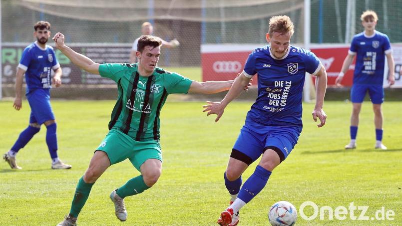 Für Noah Scheler (rechts) ist das Duell mit der SpVgg Lam am Samstag das vorletzte Heimspiel. Der Mittelfeldspieler war seit 2019 fester Bestandteil in der Stammbesetzung des SV Etzenricht. Bild: war