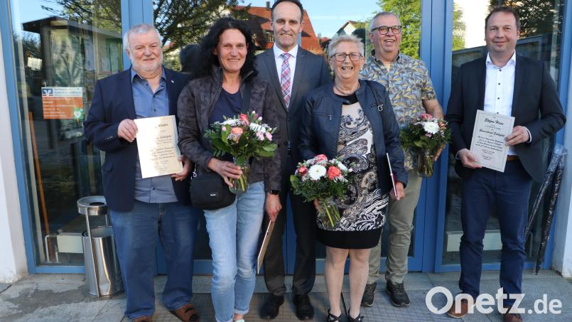 Noch einmal vor dem Rathaus versammelt sind die ausscheidenden Gemeinderäte 
(von links): Richard Winter, Sabine Graf, Bürgermeister Hans-Jürgen Strehl, Elisabeth Dehling, Gerd Kölbel und Stefan Haas. Bild: gru