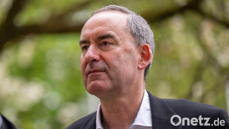 Freie-Wähler-Chef Hubert Aiwanger kann sich eine engere Kooperation mit der Union im Bund vorstellen. (Archivbild) Bild: Peter Kneffel/dpa