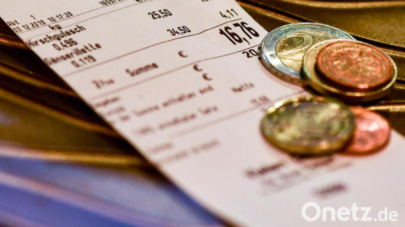 Über sogenannte Bonlücken sollen zwei Metzgerei-Verkäuferinnen ihren Chef geprellt haben. Symbolbild: Jens Kalaene/dpa