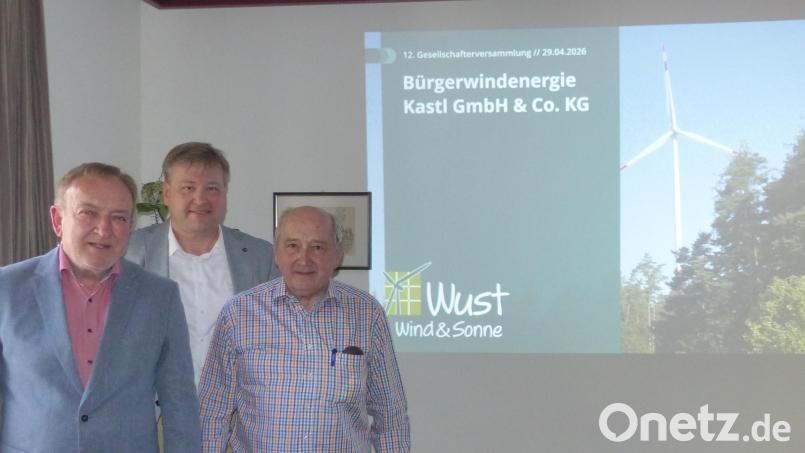 Die Verantwortlichen fürs Kastler Bürgerwindrad, Geschäftsführer Erich Wust, Bürgermeister Stefan Braun und Beiratsvorsitzender Dr. Waldemar Draxler (von links), legten die Zahlen für das vergangene Jahr vor. Bild: jp