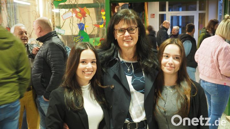 Mit ihren Töchtern Nadine (links) und Sabrina (rechts) hat Barth ein enges Verhältnis, auch wenn sie nicht mehr in Auerbach wohnen. Bild: upl