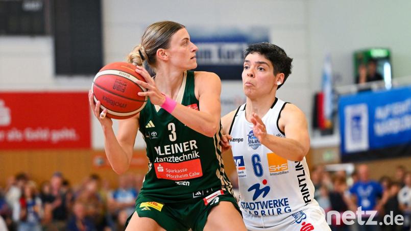 Alexandra Wilke (l) und die Basketballerinnen aus Keltern holten in Marburg den entscheidenden Sieg zum Meistertitel. Bild: Florian Wiegand/dpa