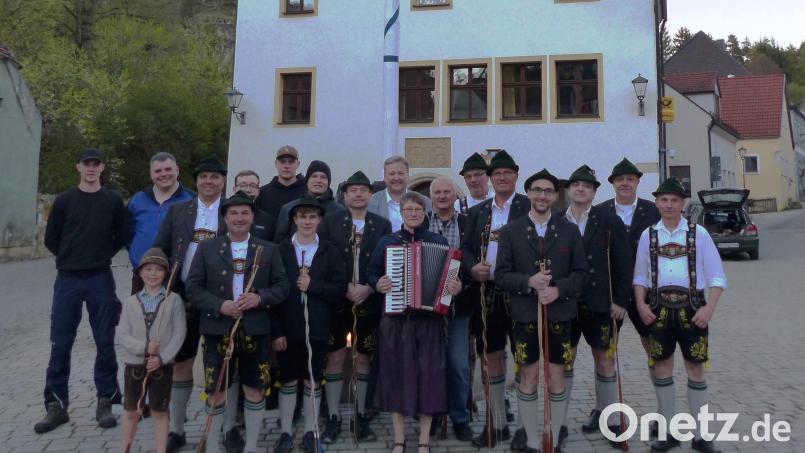 Die Kastler Trachtler mit Musikantin Michaela und Bürgermeister Stefan Braun nach der "schweren" Arbeit des Maibaumaufstellens am Kastler Marktplatz. Bild: jp