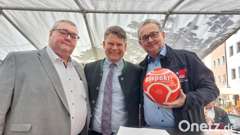 Ein respektabler Fußball für den frischgebackenen Weidener Oberbürgermeister Benjamin Zeitler (Mitte). Eingerahmt vom Hauptredner Christian Dietl (links) und Cheforganisator Josef Bock vom DGB. Bild: Kunz