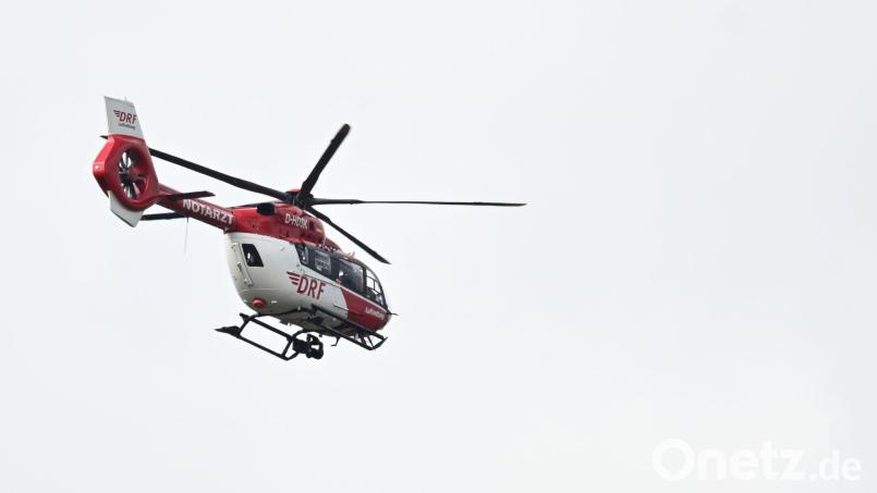 Mit einem Hubschrauber wird das Mädchen in eine Klinik geflogen. (Symbolbild) Bild: Bernd Weißbrod/dpa