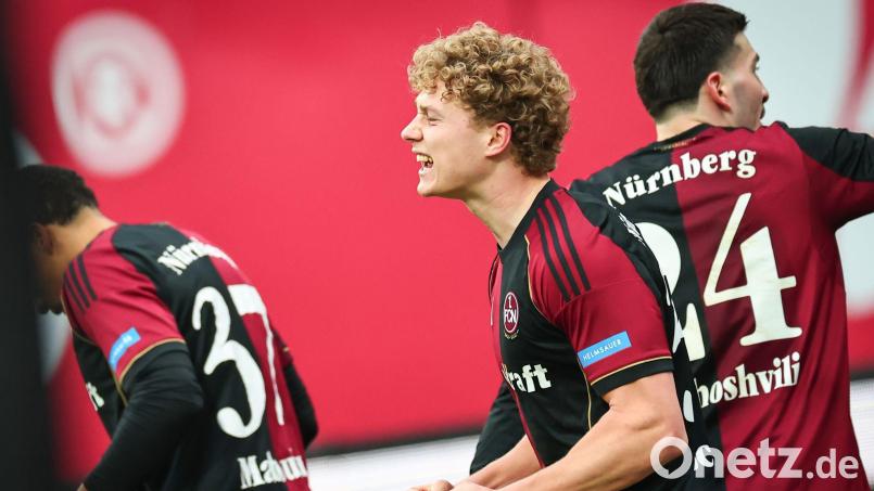 Piet Scobel beim Torjubel. Der 1. FC Nürnberg setzt auch in Zukunft auf den Stürmer. (Archivbild) Bild: Daniel Karmann/dpa