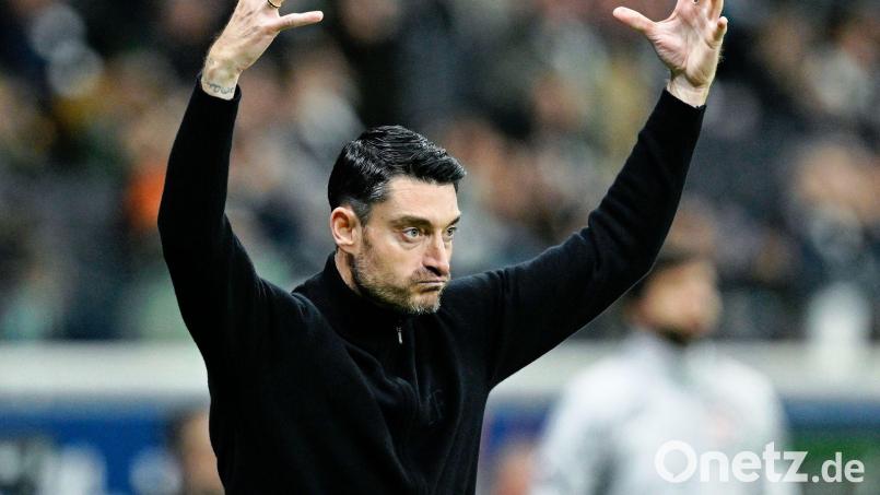 Eintracht Frankfurts Trainer Albert Riera hat heftige Kritik an den Medien geübt. (Archivbild) Bild: Uwe Anspach/dpa