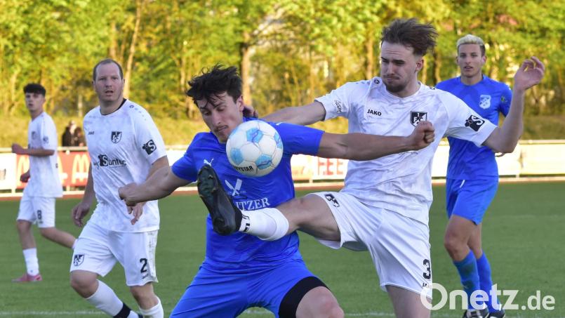 Max Kauz (rechts/weißes Trikot) fährt mit dem 1. FC Schwarzenfeld am Sonntag zum FC Thalmassing. Christian Weiß (blaues Trikot) und der SV Schwarzhofen sind in Wenzenbach zu Gast. Bild: Hans Mark