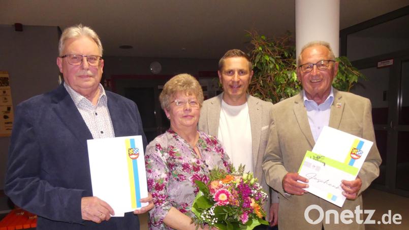 Mit Dankurkunden verabschiedete Bürgermeister Marcus Gradl die Stadträte Udo Müller (links) und Klaus Lehr in den kommunalpolitischen Ruhestand. Über Blumen freute sich Annemarie Müller. Bild: rn