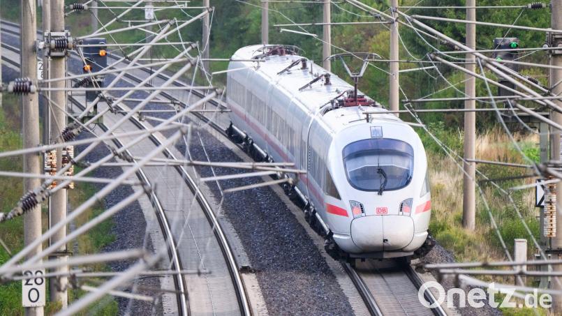 Für den Fernverkehr der Bahn gibt es eine neue Fahrscheinvariante. (Symbolbild) Bild: Julian Stratenschulte/dpa