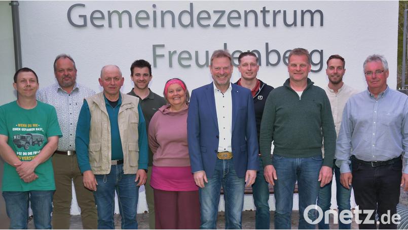 Ausscheidende Mitglieder des Gemeinderates Freudenberg mit 3. Bürgermeister Christian Drexler (2. v. links): Florian Kraus, Franz Weiß, Wolfgang Peter, Astrid Knab, Bürgermeister Alwin Märkl, Alexander Freller, Peter Göbl, Johannes Greß und Benno Schißlbauer (v. l.). Bild: sche