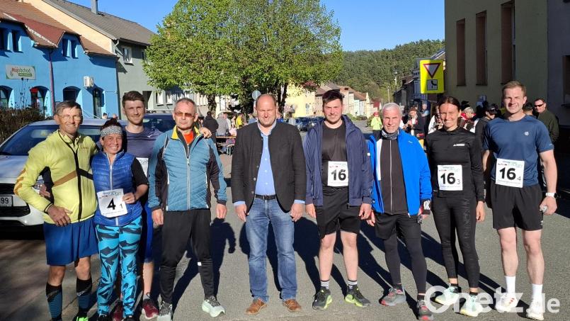 Für die erste und zweite Eslarner Mannschaft mit dem neuen Bürgermeister Thomas Kleber gehört der Staffellauf zum festen Programm. Bild: gz