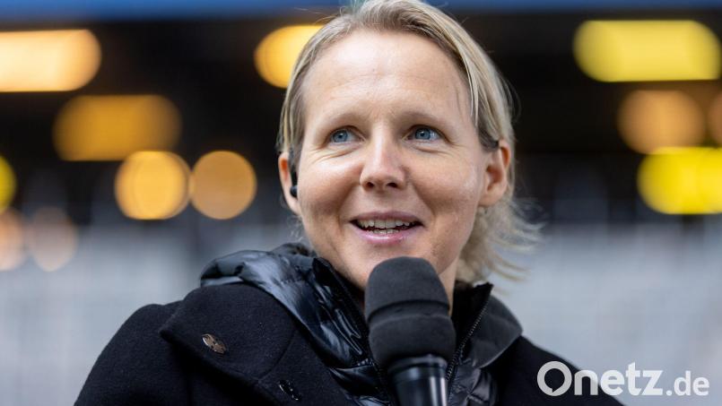 Fans hören dank eines Funkmikrofons, was Werder-Trainerin Friederike Kromp während des Spiels gegen den 1. FC Köln sagt. (Archivbild) Bild: Philipp Szyza/dpa