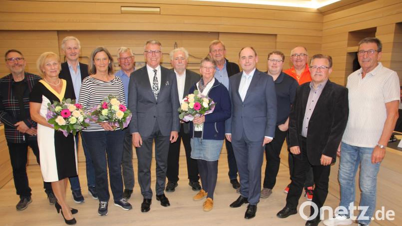 Eine ganze Reihe von Stadträte wurden in Tirschenreuth verabschiedet. Von links: Franz Heinrich, Gabriele Landgraf, Hans Gmeiner, Doris Schön, Konrad Zant, Franz Stahl, Peter Gold, Angelika Brunner, Norbert Schuller, Manfred Zandt, Wolfgang Stangl, Gunar Prauschke, Konrad Schedl und Hans Zölch. Bild: Konrad Rosner