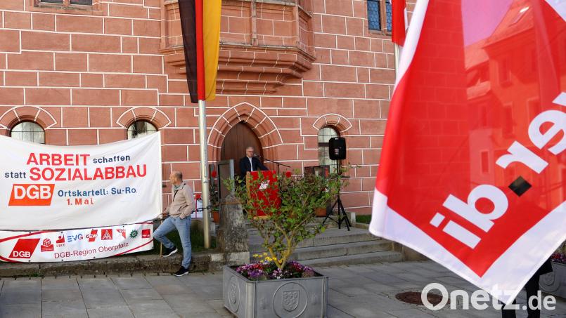 Umrahmt von Bannern und Fahnen der Gewerkschaften forderte Alexander Gröbner, Geschäftsführer des Verdi-Bezirks Oberpfalz, Politik und Wirtschaft auf, die Interessen der Beschäftigten in den Mittelpunkt zu rücken. Bild: mfh