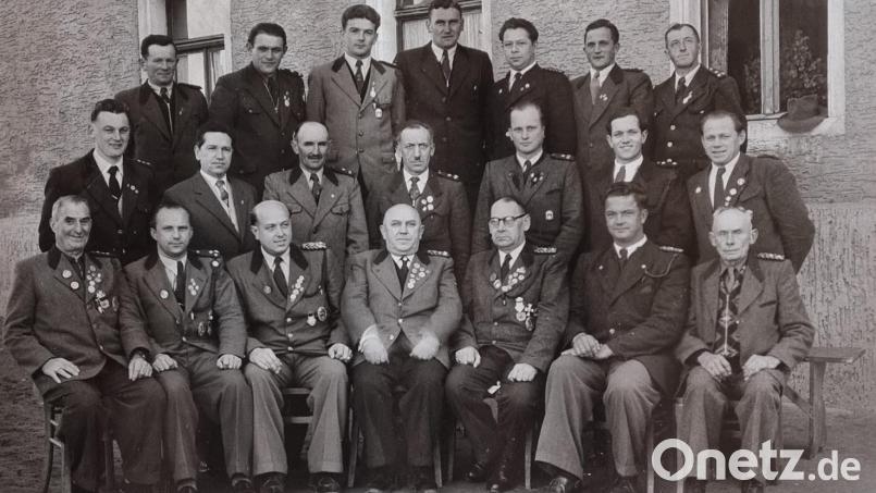 Am 28. Oktober 1955 trafen sich alle Sportleiter bei einer Herbsttagung des Sportschützengrenzgaus im Gasthaus Wienerhof in Eslarn. Vorne in der Mitte sitzt der Gründer des Sportschützengrenzgaus, Ehrenbundesschützenmeister Hans Löffelmann. Gauschützenmeister war damals Alois Zilbauer (Dritter von links). Dahinter sind 16 der insgesamt 18 Schützenmeister und Funktionäre der zugehörigen Vereine. Bild: Sportschützengrenzgau/exb