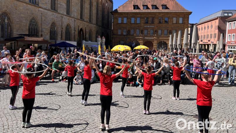 Voll besetzt ist der Amberger Marktplatz bei der Mai-Kundgebung. Kinder vom SV Inter Bergsteig unterhalten mit sportlichen Einlagen. Bild: mma
