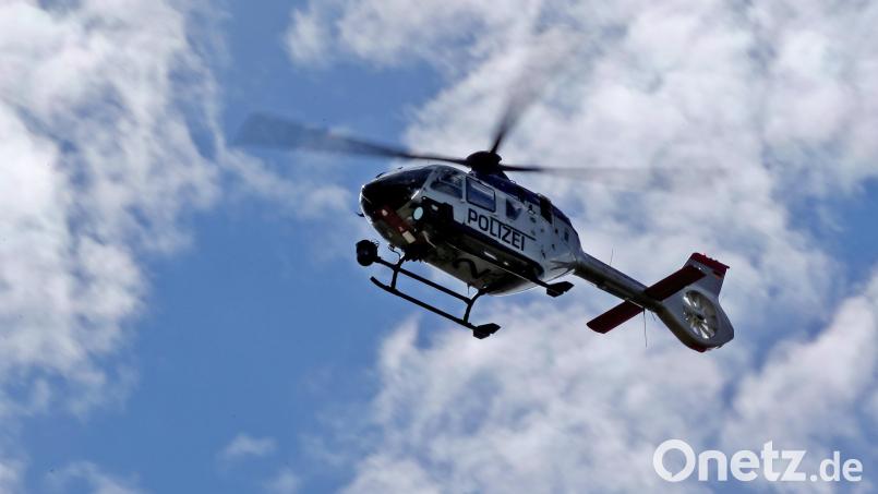 Ein Hubschrauber mit Wärmebildkamera beteiligt sich ebenfalls an der Suche nach dem 19-Jährigen. Symbolbild: Jan Woitas/dpa