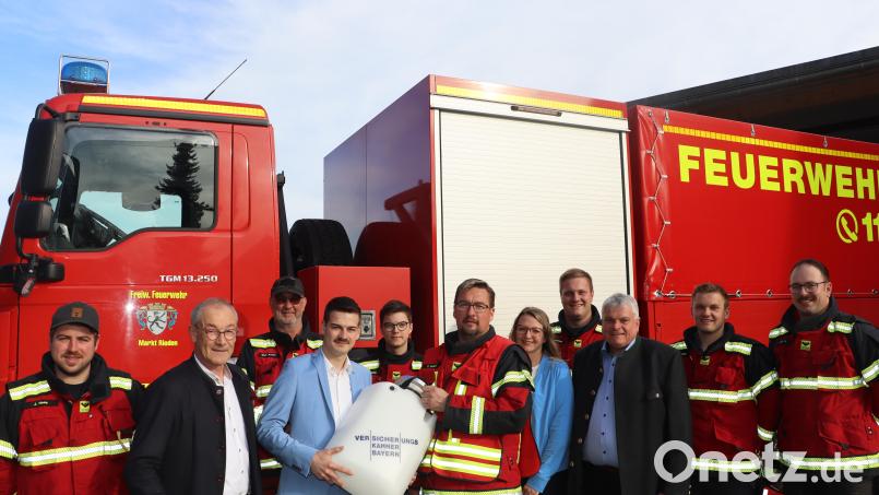 Im Beisein der Kommandanten, Riedens Bürgermeister Erwin Geitner und weiteren Aktiven der Riedener Feuerwehr übergeben die Amberger Vertreter der Bayerischen Versicherungskammer den Fangsaugkorb. Bild: mrr