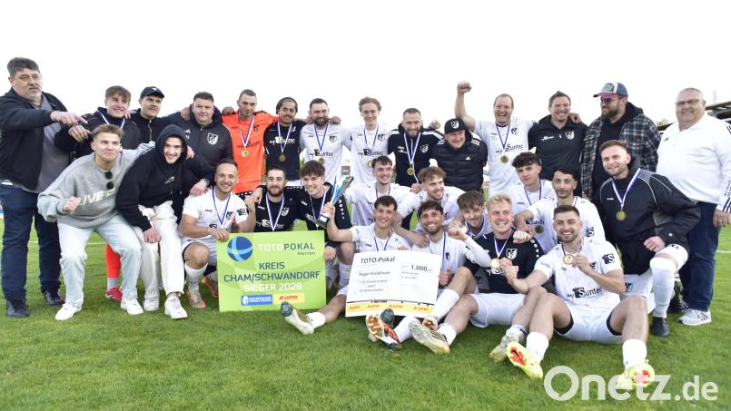 Der 1. FC Schwarzenfeld ist Totopokalsieger im Fußballkreis Schwandorf/Cham. Bild: Hans Mark