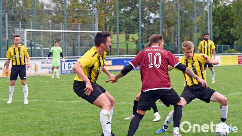 Nachdem der Rückzug von Tabellenführer SV Poppenreuth jetzt amtlich ist, gewinnt die Partie am Sonntag zwischen dem Zweiten VfB Arzberg und dem Dritten FC Tirschenreuth noch mehr an Bedeutung. Das Hinspiel (Szene) gewann der FC (gelb-schwarze Trikots) mit 5:0. Archivbild: Gebert