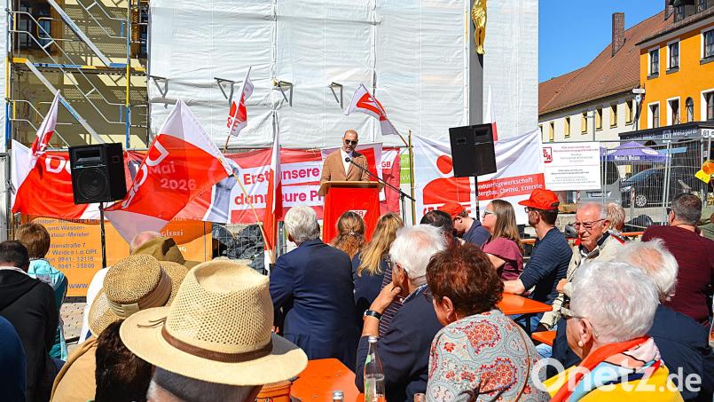 Bei strahlendem Sonnenschein war der Marktplatz zur Kundgebung gut gefüllt. Bild: fdl