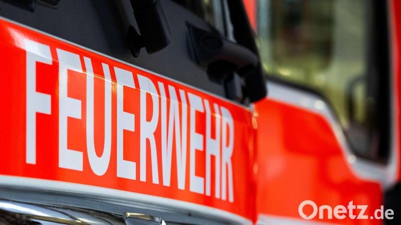 Aktuell kämpfen Einsatzkräfte im Landkreis Schwandorf gegen ein Feuer. Symbolbild: Soeren Stache/dpa