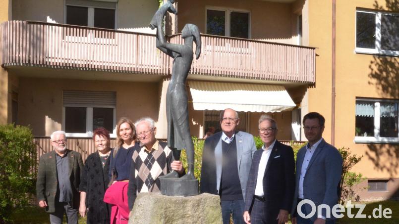 Die Skulptur "Frau mit Kind" steht wieder an ihrem Platz. Darüber freuen sich Ludwig Kreutzer, Petra Vorsatz, MdL Laura Weber, Bürgermeister Lothar Höher, Bürgermeister Reinhold Wildenauer und Stadtrat Christoph Skutella (von links). Bild: Kunz