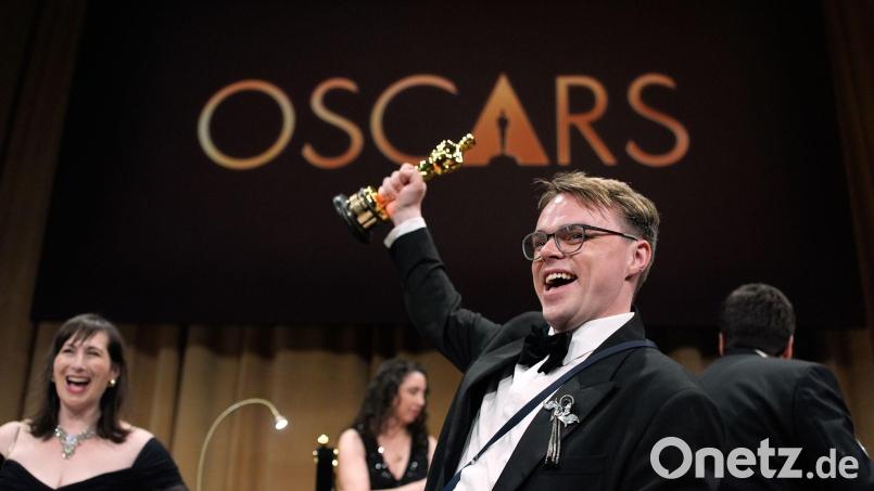 Der Oscar, den Talankin hier voller Stolz in die Luft hält, ging auf dem Weg nach Frankfurt verloren. (Archivbild) Bild: John Locher/Invision/dpa