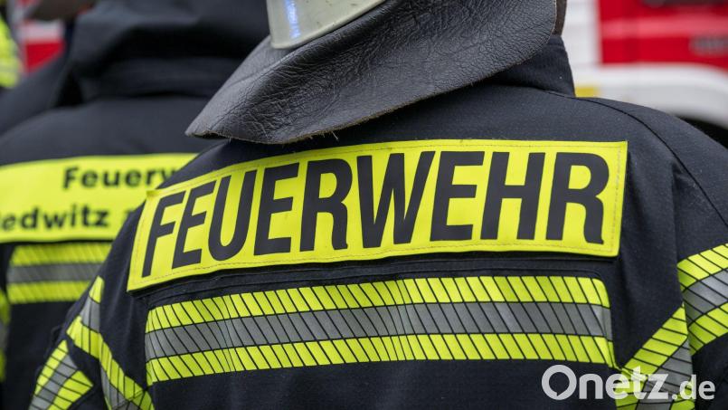 Die Feuerwehr war mit über 100 Einsatzkräften und rund 40 Fahrzeugen vor Ort. (Symbolbild) Bild: Daniel Vogl/dpa