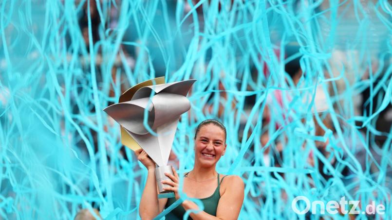 Überglücklich im Konfettiregen: Marta Kostjuk nach ihrem Finaltriumph in Madrid. Bild: Manu Fernandez/AP/dpa