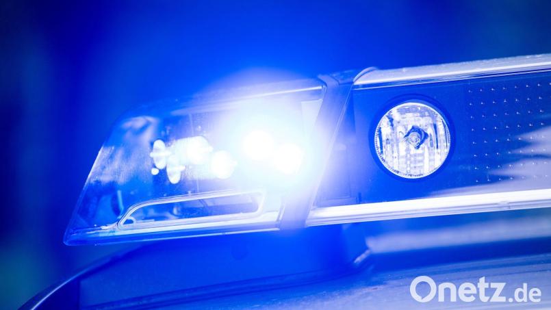 Der Mann wurde im Auto eingeklemmt und starb noch an der Unfallstelle. (Symbolbild) Bild: Lino Mirgeler/dpa